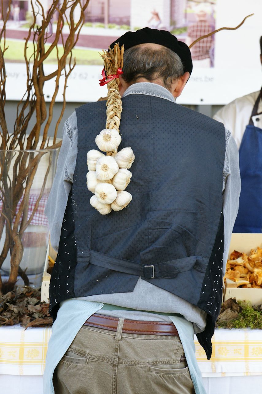 during our visit in Durbuy, this person took all my attention;he was a farmer and was selling biolological fruit and vegetables; the way his hair was dressed together with the garlick strings, did me  decide to take  some pictures of him; and yes he wass ready for  this- Body Sony Alpha 700-Zeiss Zoom 24-70 2.8-ZA SSM-70 mm -1/125 f 6.3-iso 800-exif 2.21            