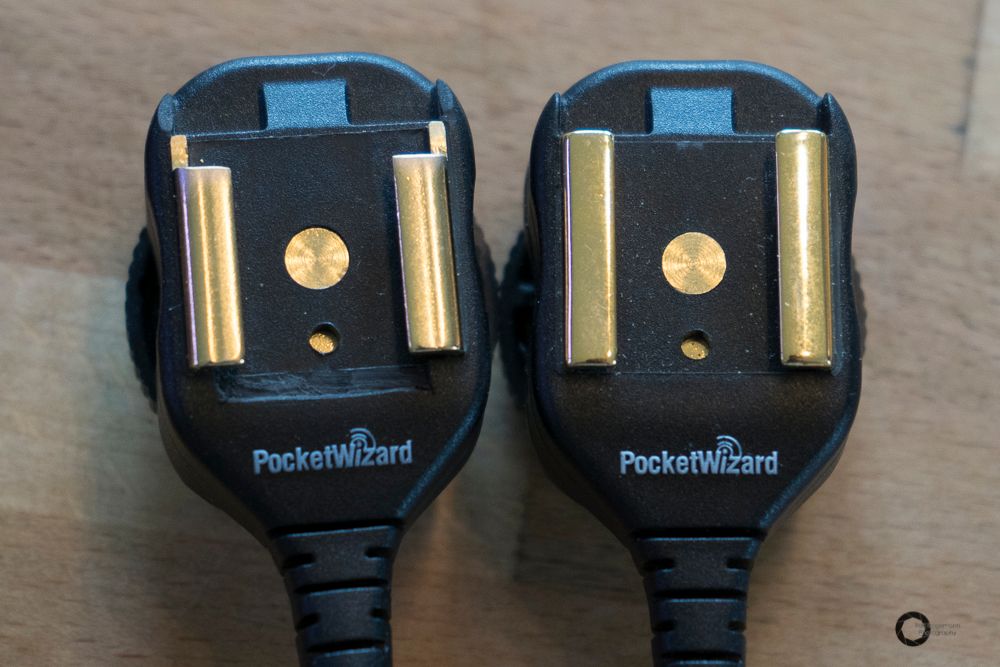 Beide Hotshoes zum Vergleich, links der Prototyp, rechts der Standardhotshoe.