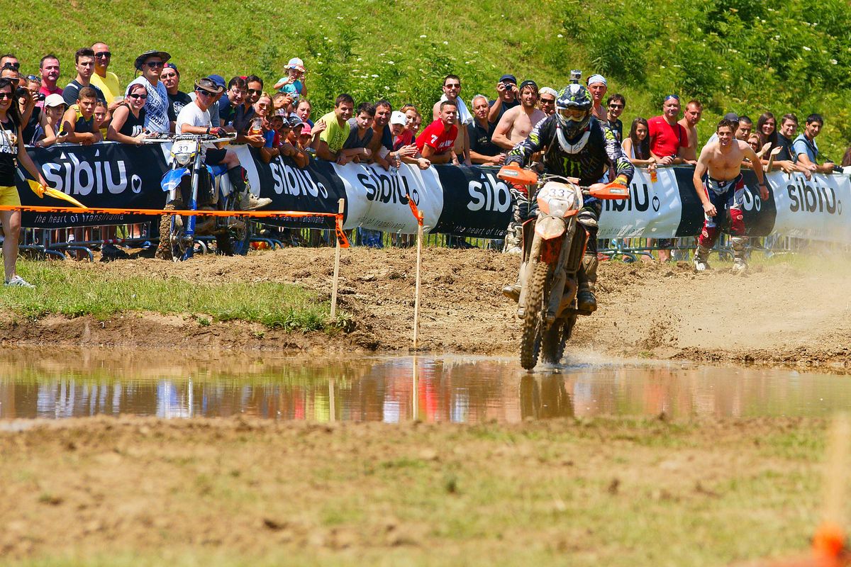 Überfahren eines 20 Meter langen Wasserbeckens. Anfangsgeschwindigkeit ca. 100 km/h.