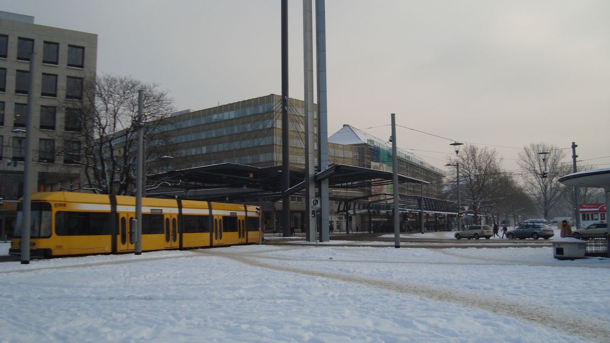 the station is located near the "Semperoper" and the "castle"