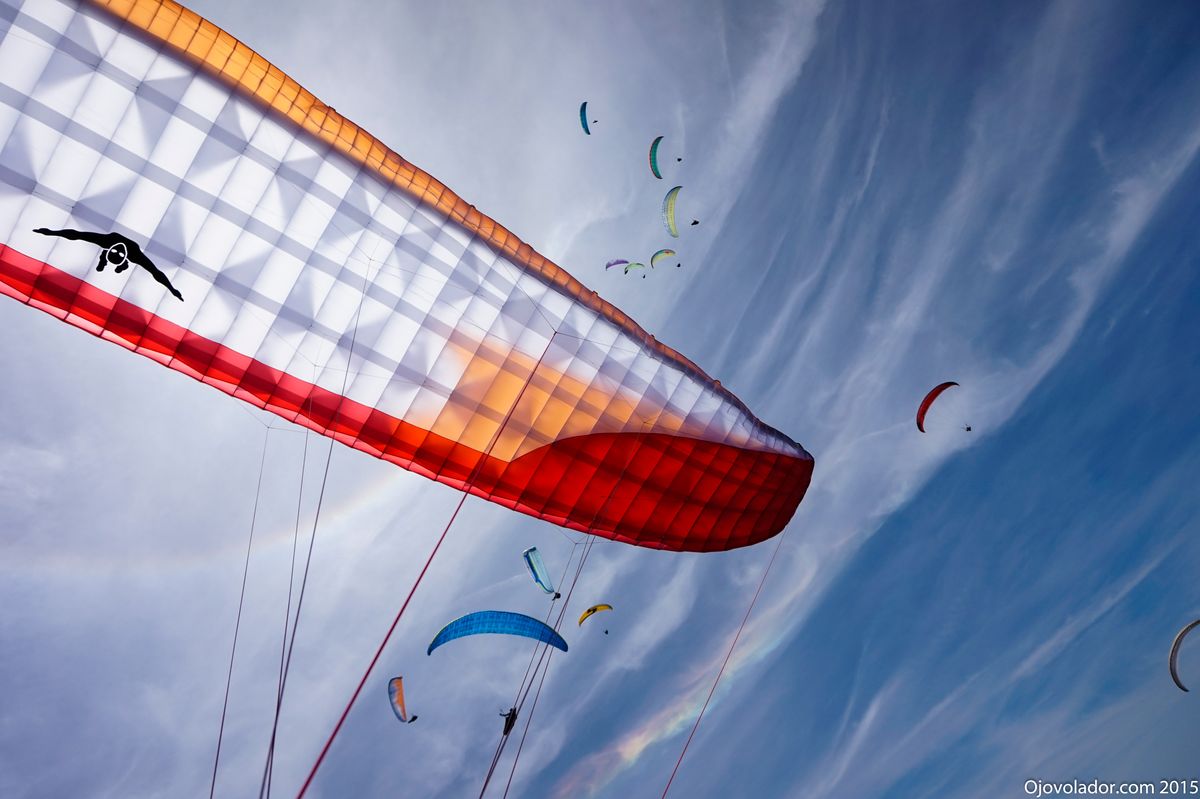 Subiendo en térmica durante una manga del Open 3 Provincias de parapente en Pedro Bernardo, Avila.