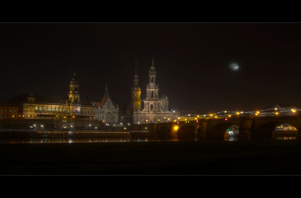 Test der Alpha 77 (ging mit gemischten Gefühlen aus). Die RAW Bilder aufgenommen mit 30s, 25s, 20s, 10s, 2s, 1s, 1/4s 1/10s - alle f14, ISO 200. Bearbeitet mit Photomatix Pro, verkleinert mit Photoshop CS.