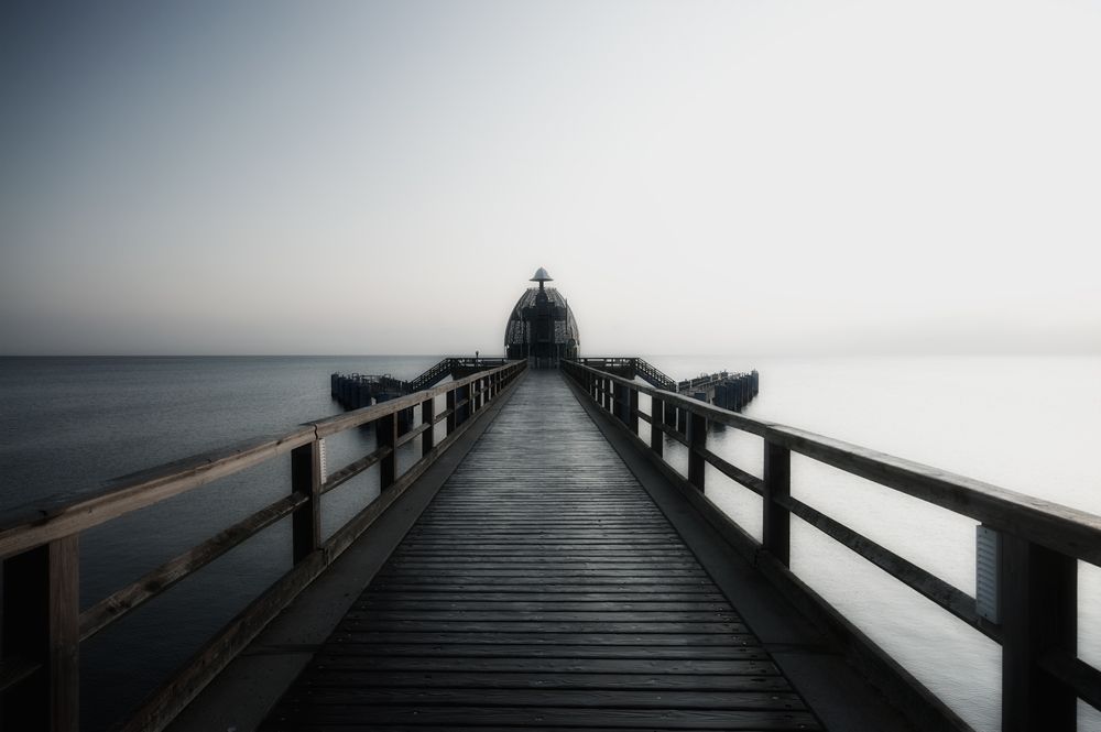 Ich finde, man wird förmlich in das Bild gesogen. Dabei erinnert mich die Stimmung an eines dieser Adventures wie z.B. Myst oder Riven.