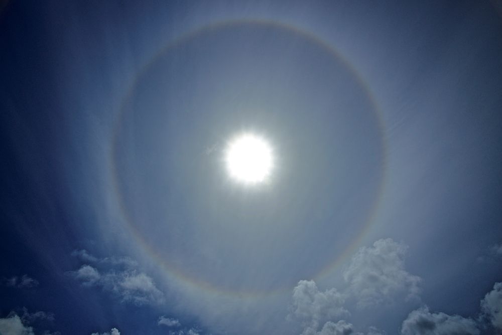 Dieses Phänomen konnten wir letzte Woche im nördlichsten Teil Dänemarks am Mittag beobachten. Es handelt sich hier nicht um die Lichtbrechung im Objektiv oder so. Auch mit bloßem Auge sah man den Ring.