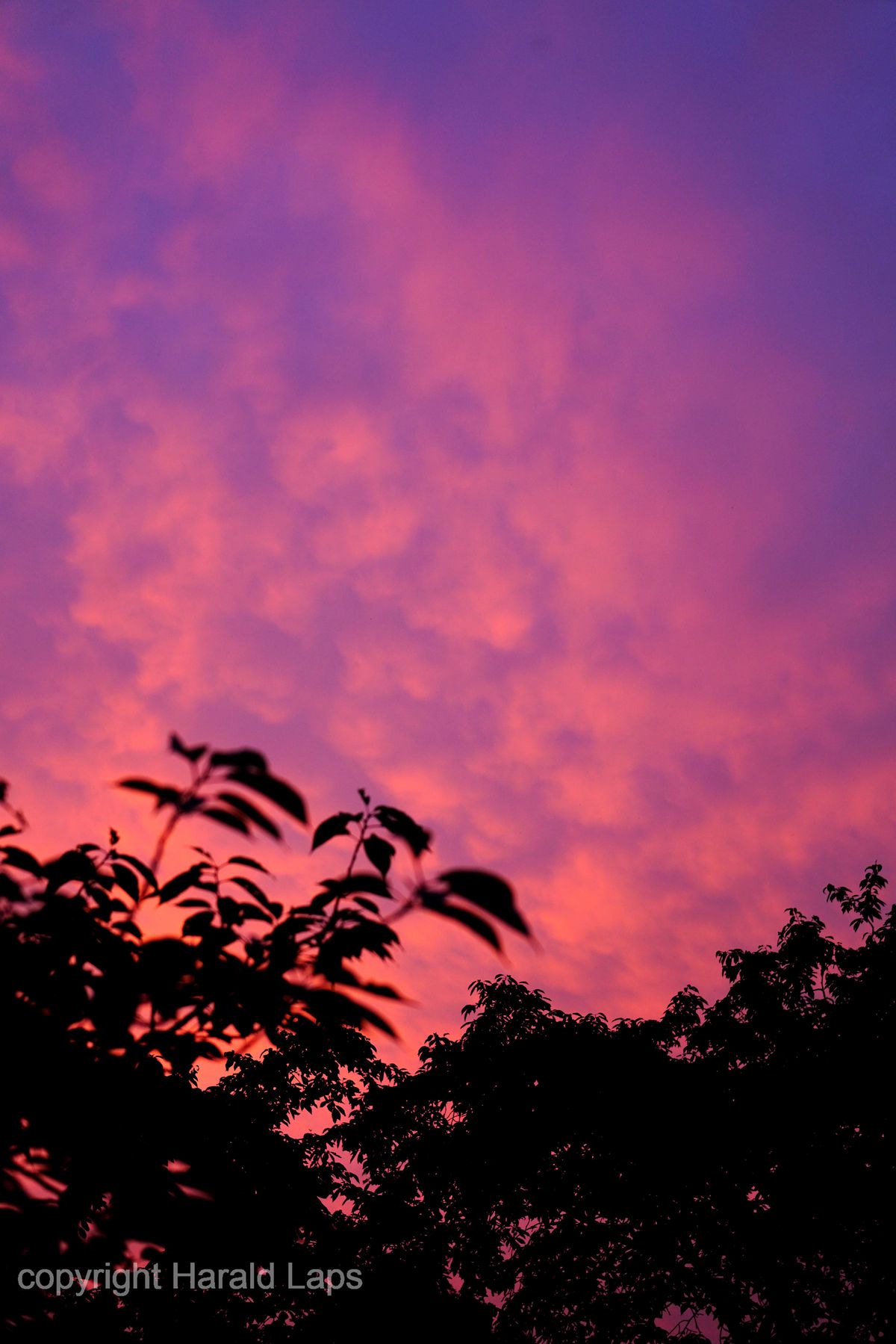 real color Sonnenaufgang vor Gewitter