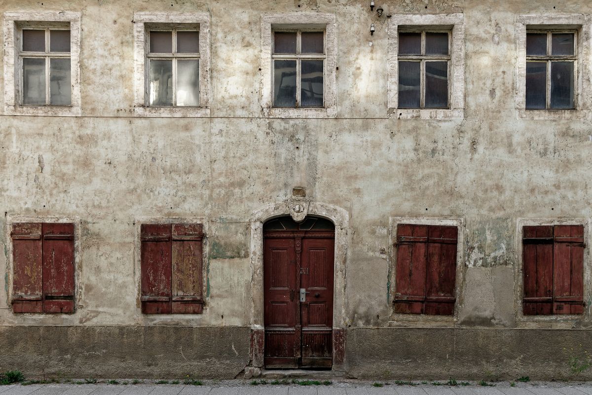 Fast verloren, strahlt es dennoch ein wenig vergangenen Stolz aus