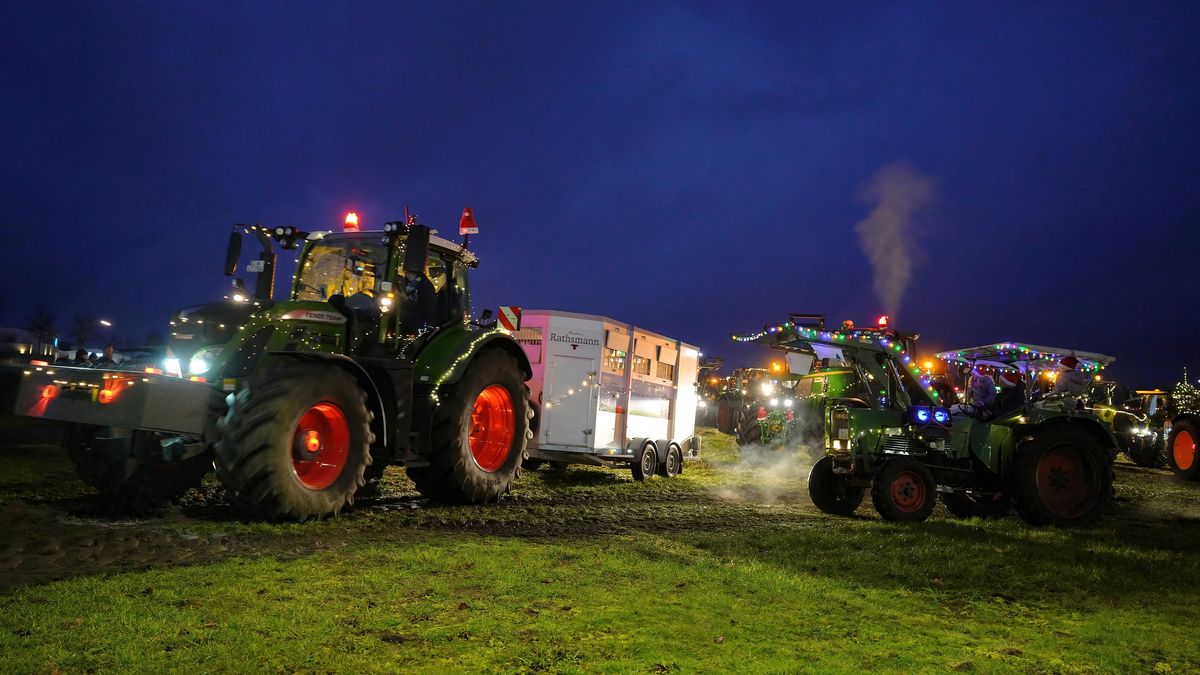 Der 7th Ackerschlepper, ist mit einen Anhänger der Landfleischerei aus der Samtgemeinde Spelle unterwegs