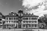 Hier habe ich auf dem mittleren Balkon eine politische Botschaft auf einem weissen Tuch generativ entfernen können. :-)