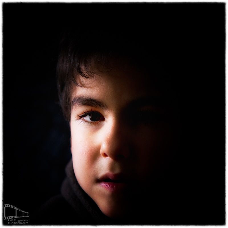 Nicht für meinen Sohn war es schwer. :-) Hier einer meiner Anfänge der Portraitfotografie. Mich stört noch die Partie um sein rechtes Auge herum. Aber ich glaube fast, ohne Beauty Dish wird das Auge nicht so recht lebendig. Wenn ich den Blitz links hinter mich gestellt habe, war die linke Gesichtshälfte zu hell. Über Tips, Anregungen und konstruktive Kritik würde ich mich sehr freuen. Bitte bedenkt aber: Ich habe nur die Kamera (A850), einen dunklen Reflektor, einen Blitz, den ich per Ferns [..]