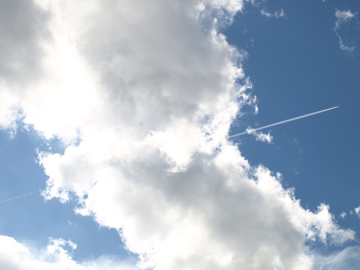 Avión atravesando una nube.