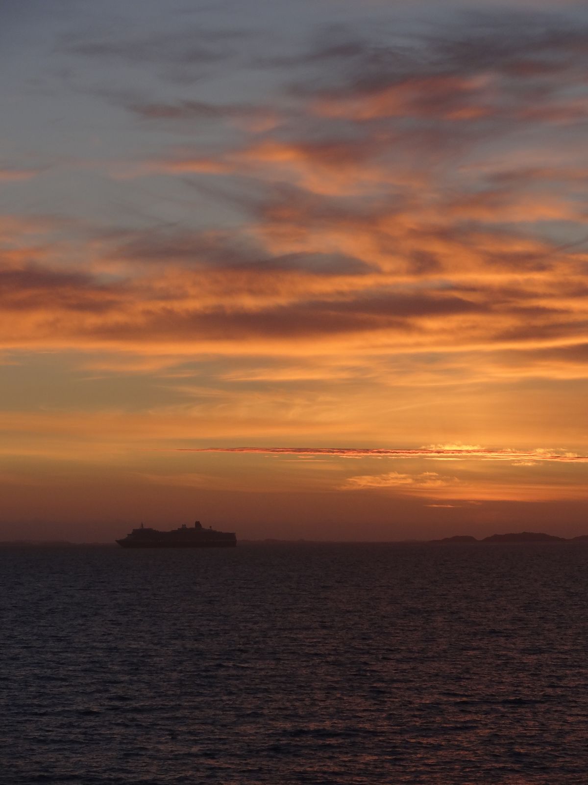 Hurtigrutenschiff (Norwegen) im Licht der Mitternachtssonne